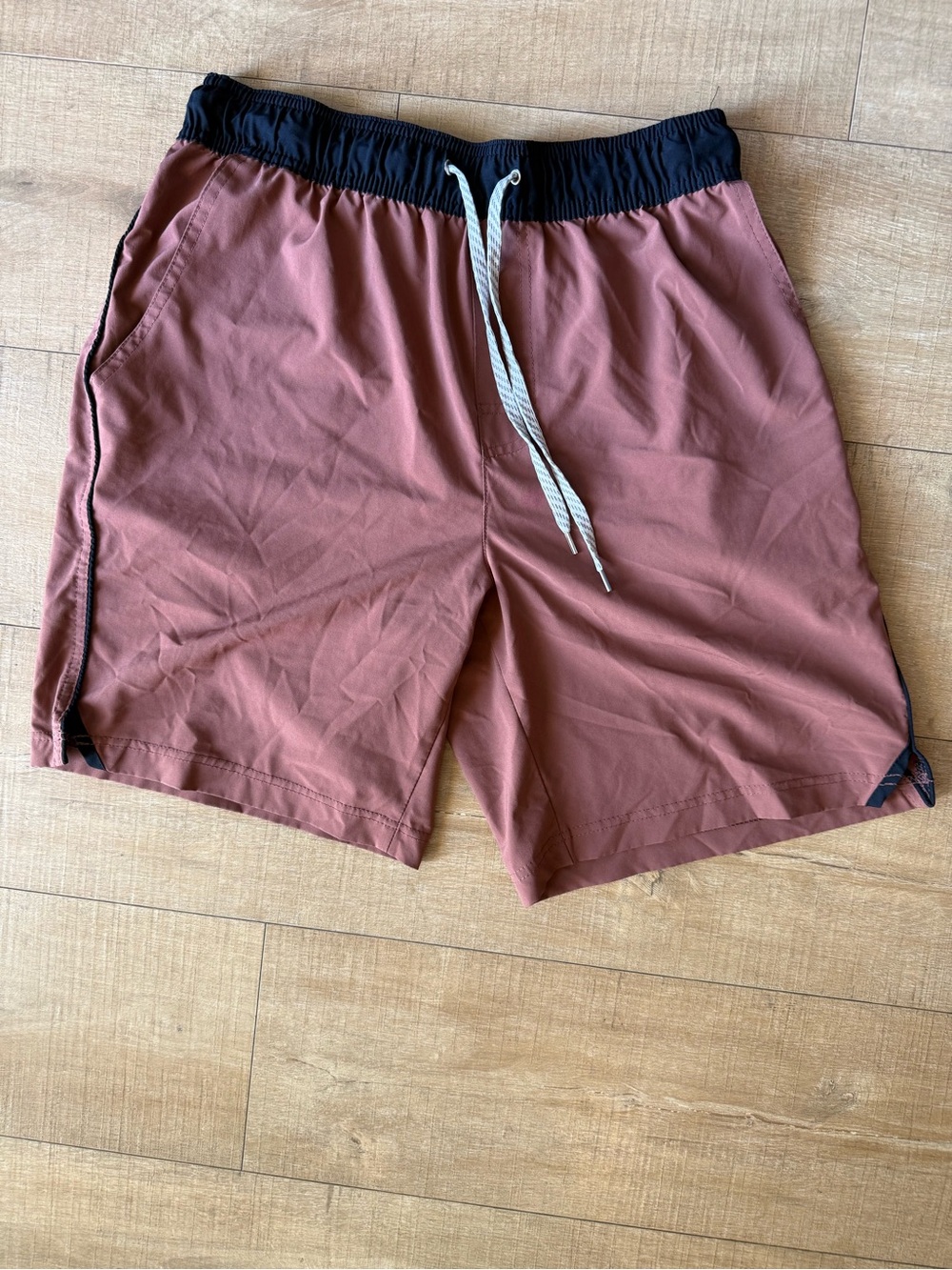 Leg3nd Shorts Discovery medium Rust Red black activewear outdoor trail hike